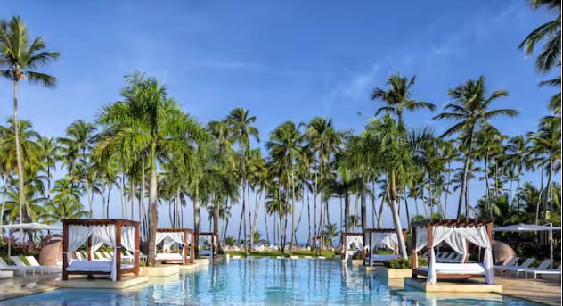 Vista aérea del hotel Viva V Samana by Wyndham con piscina, palmeras y playa en Las Terrenas