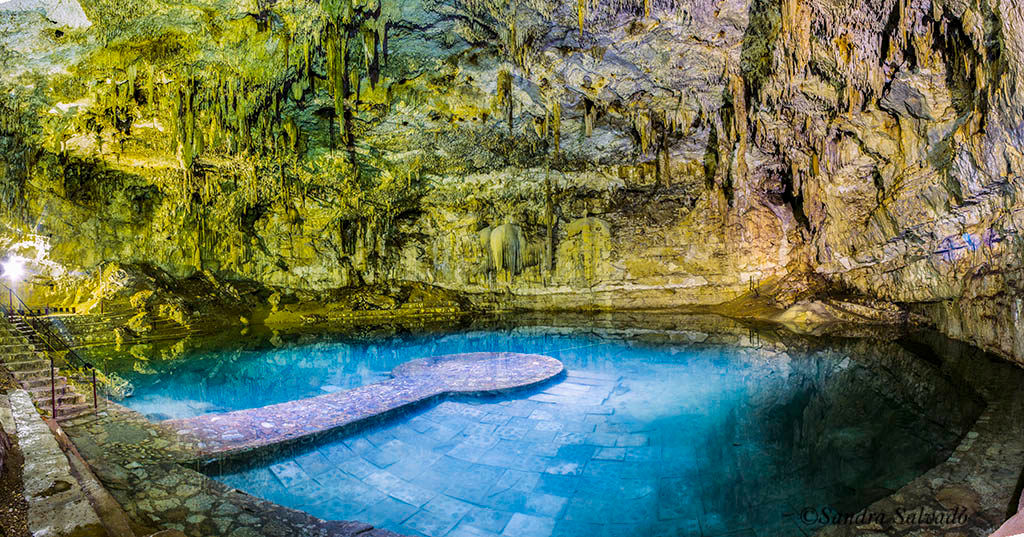 Impresionante Cenote Suytun con su haz de luz