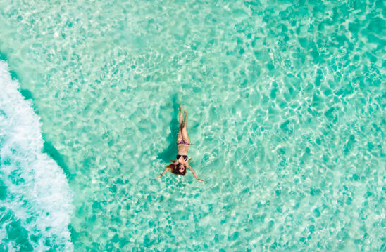 Vista de los icónicos columpios sobre el agua en La Isla de los Columpios