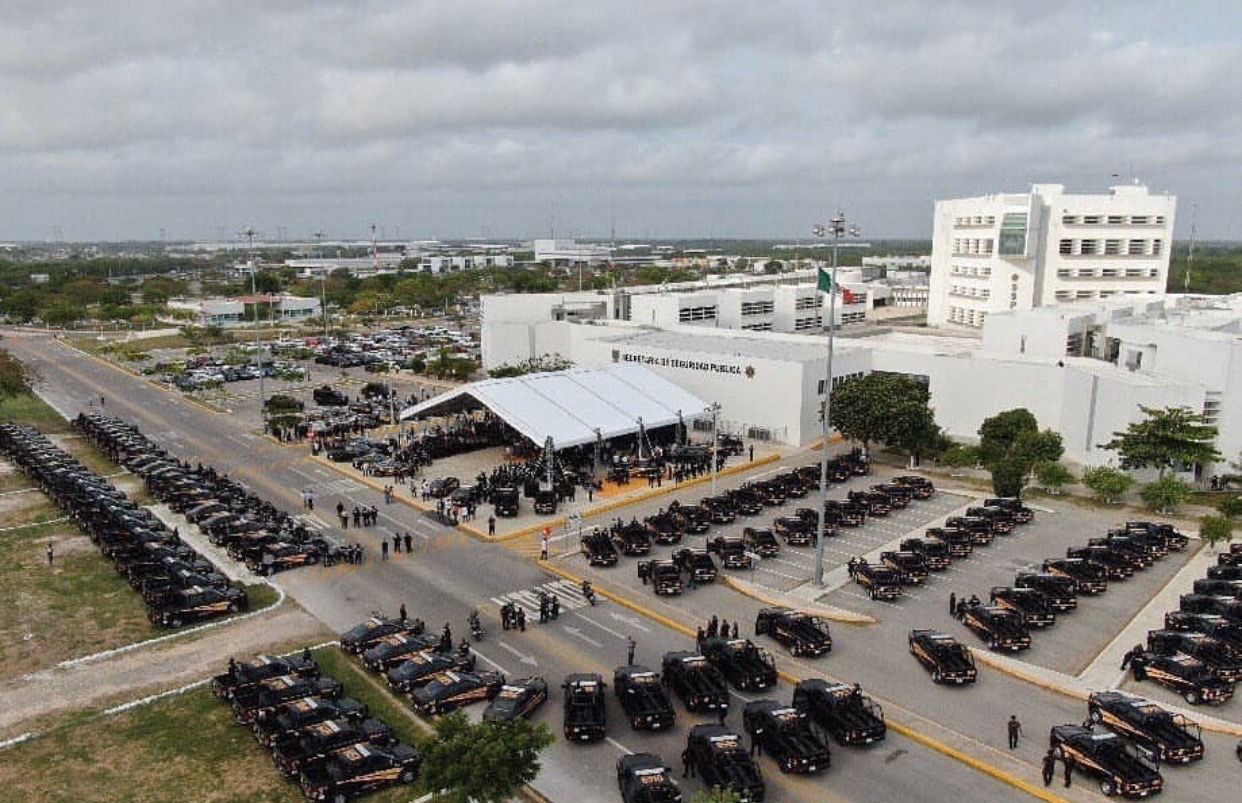 Policías y vehículos de seguridad en un evento público en Mérida