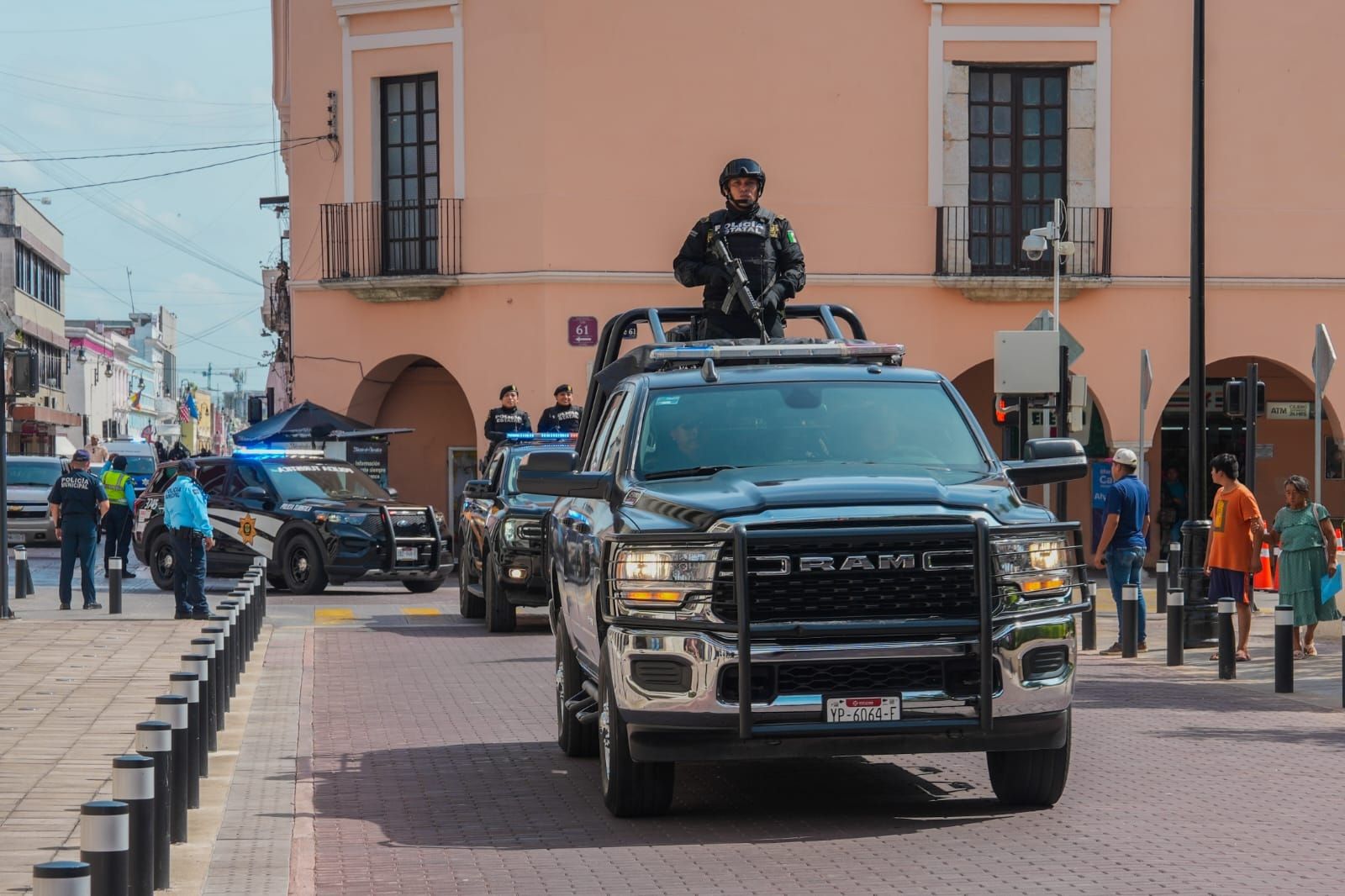 Vehículo y personal de seguridad durante un operativo en Mérida