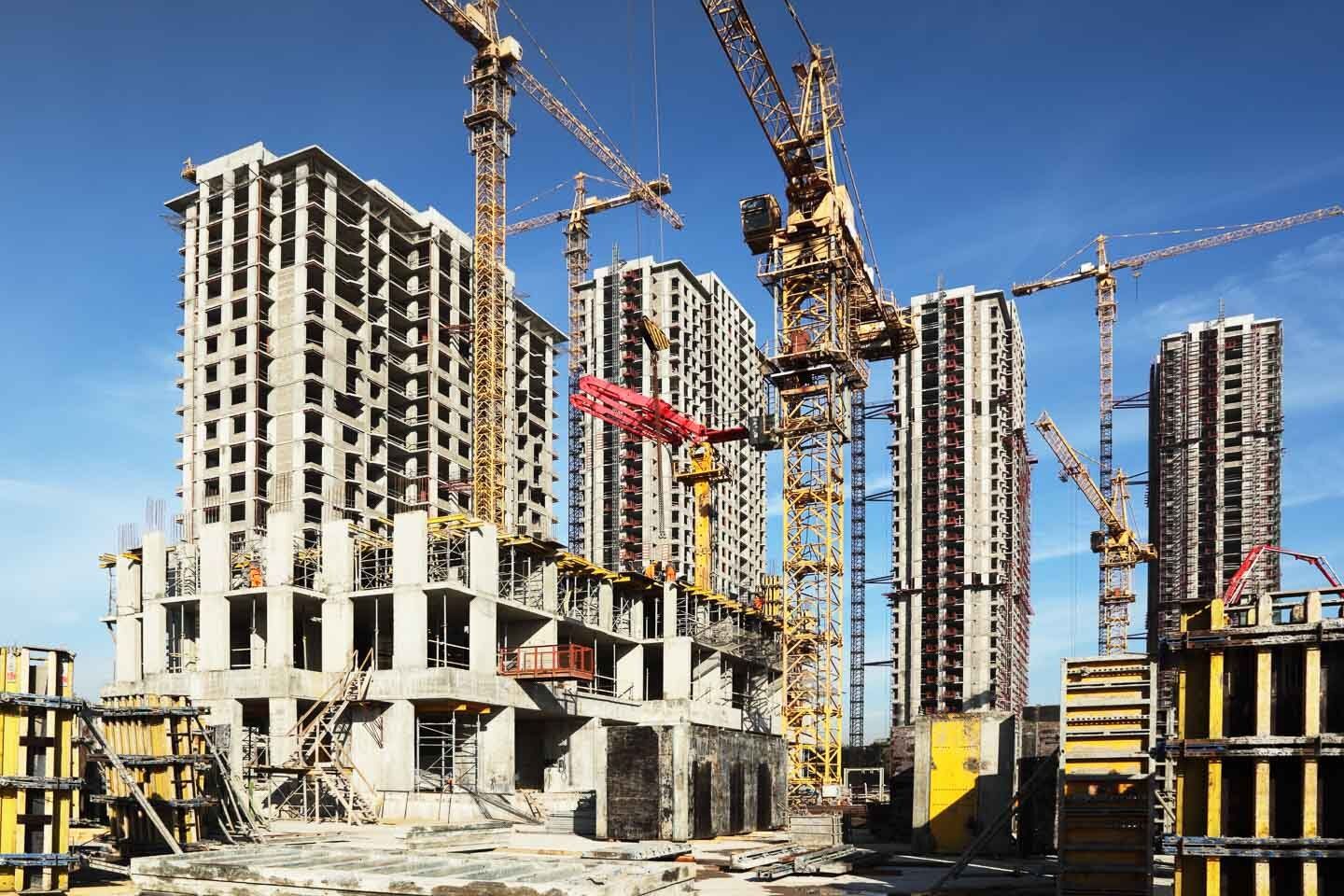 Vista aérea de una comunidad residencial con piscinas y áreas verdes en Yucatán