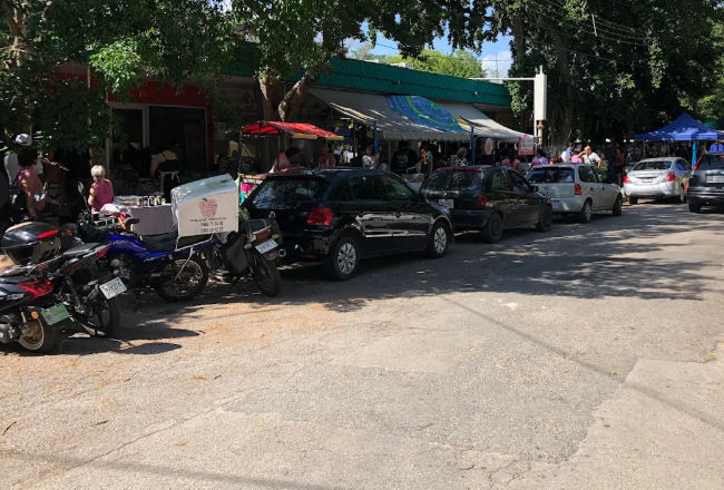 Vendedores y compradores interactuando en el Mercado de la Tierra García Ginerés en un ambiente comunitario.