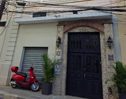 Fachada del Hotel Class Colonial en la calle peatonal El Conde, Santo Domingo