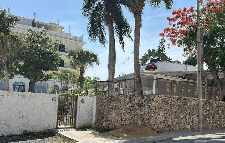 Fachada exterior de Hannabi Hotel en Punta Cana Republica Dominicana entrada principal del alojamiento boutique en Bavaro