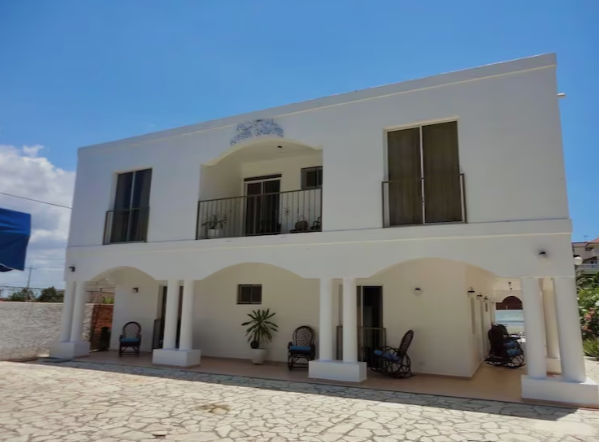 Fachada principal del Hotel Angel Gabriel en Bávaro, Punta Cana