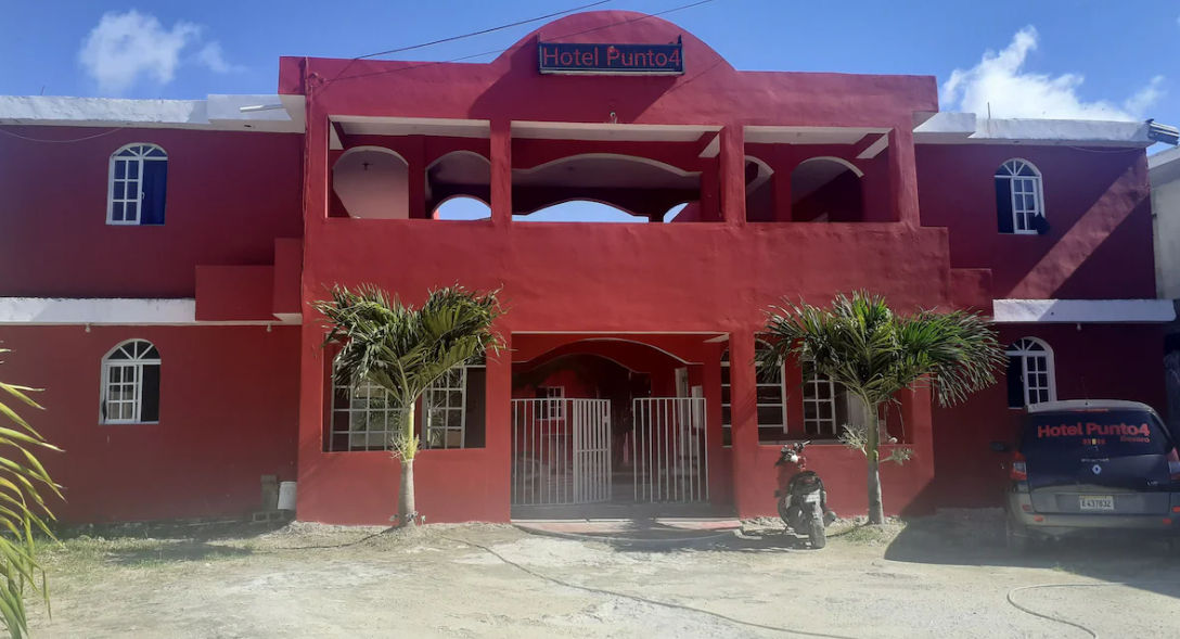 Fachada del Hotel Punto 4 en el Cruce de Friusa Bávaro Punta Cana