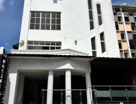 Fachada del Hostal Francia en Punta Cana