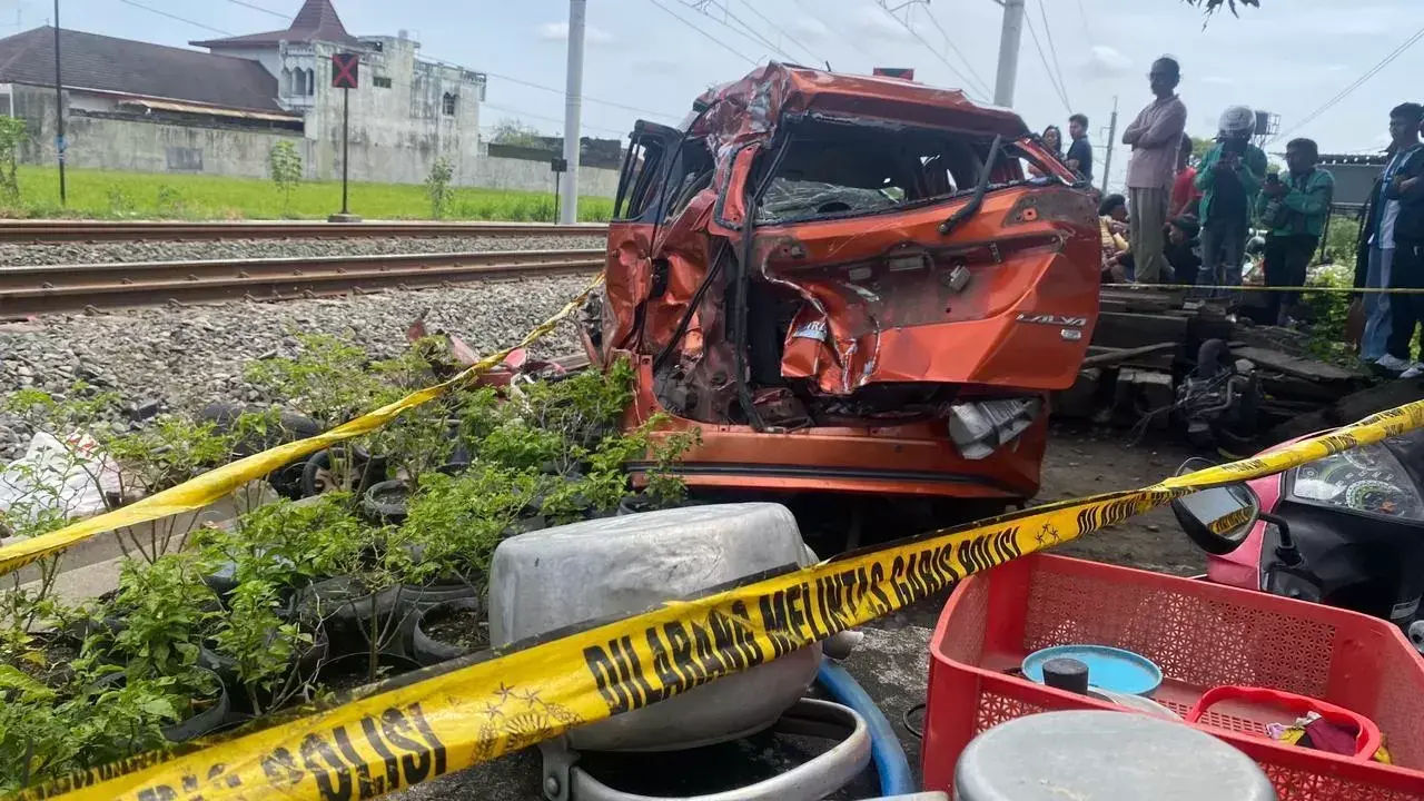 KA Bangunkarta Tabrak Mobil dan Motor di Sleman, 3 Tewas dan 4 Luka Parah — Diduga Palang Pintu Tak Menutup