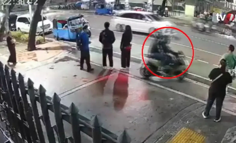 Terekam CCTV! Asik Main HP, Eh Malah Kena Jambret di Depan Gereja Katedral