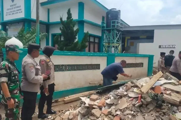 Mencekam! Di Situbondo, Atap Asrama Pesantren Putri Ambruk, Santriwati Jadi Korban!