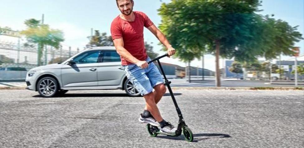 ¿Se puede conducir un patinete con una pierna lesionada?