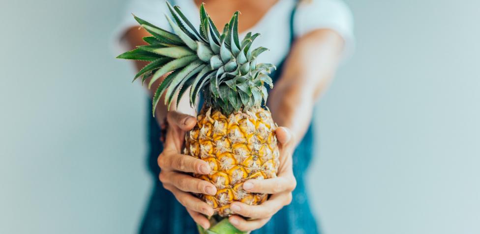 Cómo pelar y cortar una piña en menos de un minuto