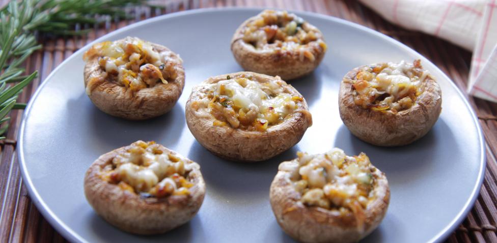 Prepara estos deliciosos champiñones rellenos de queso azul y nueces