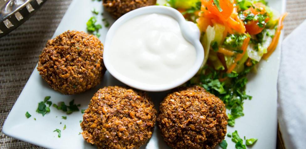 Cómo hacer falafel con salsa de yogur, una receta sencilla y nutritiva