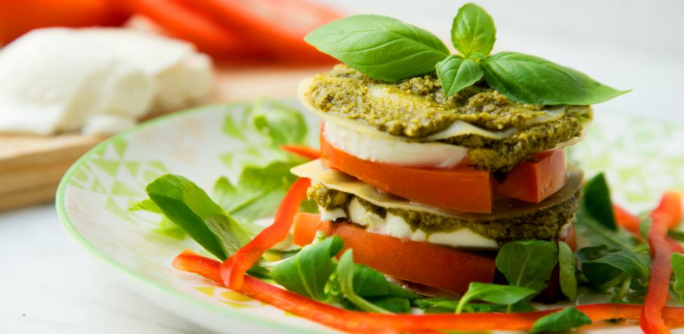 Cómo hacer una mini lasaña fría de mozzarella y pesto