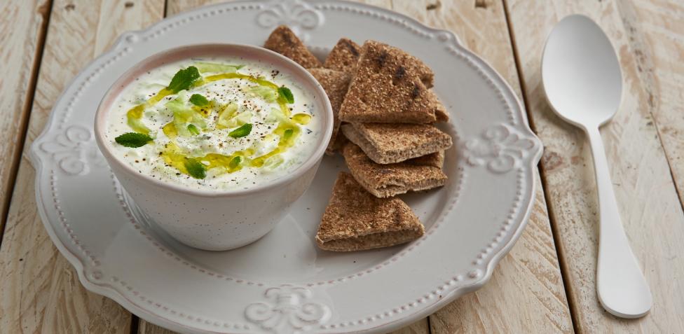 Cómo hacer esta receta fácil de pita con salsa griega de kéfir