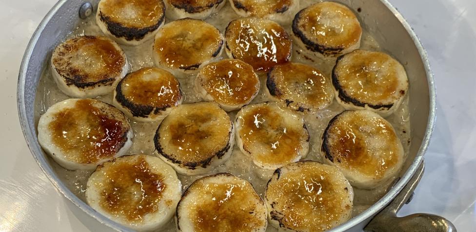 Aprende a preparar esta crema de café y plátano asado