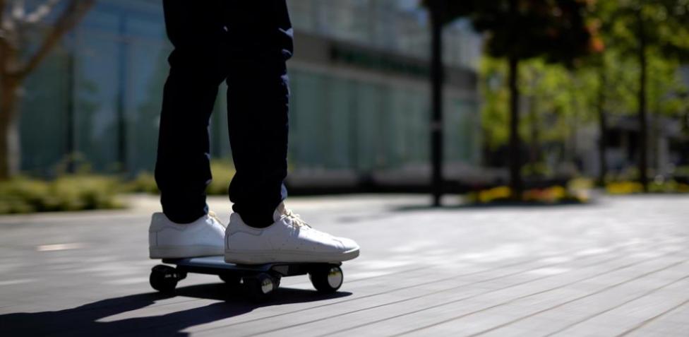 El patinete eléctrico más pequeño del mundo es como una tablet y cabe en tu bolso