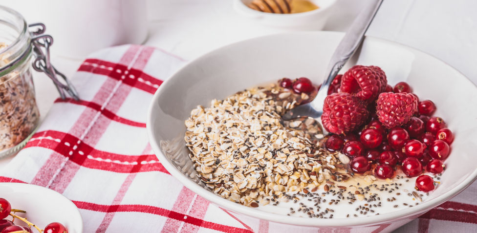 Cómo preparar esta receta fácil de yogur con muesli y frutos rojos
