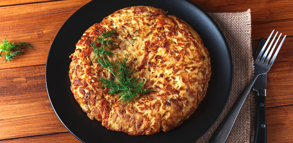 Cómo hacer una tortilla de patatas con salmón