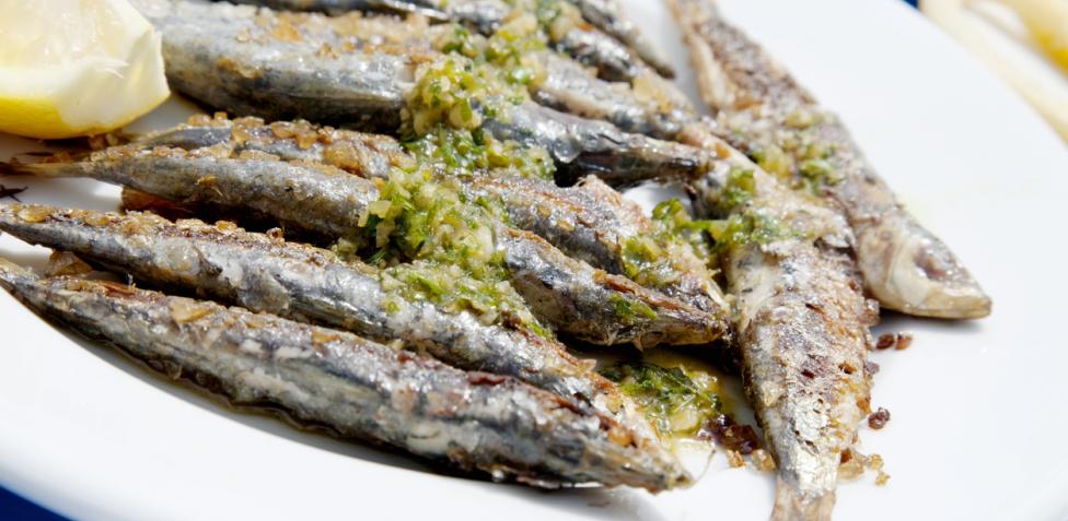 Cómo hacer sardinas con ajo y perejil en el microondas