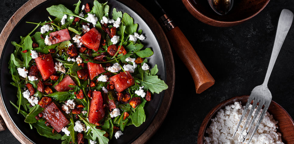 Cómo hacer una ensalada de sandía y rúcula con vinagreta de frambuesas