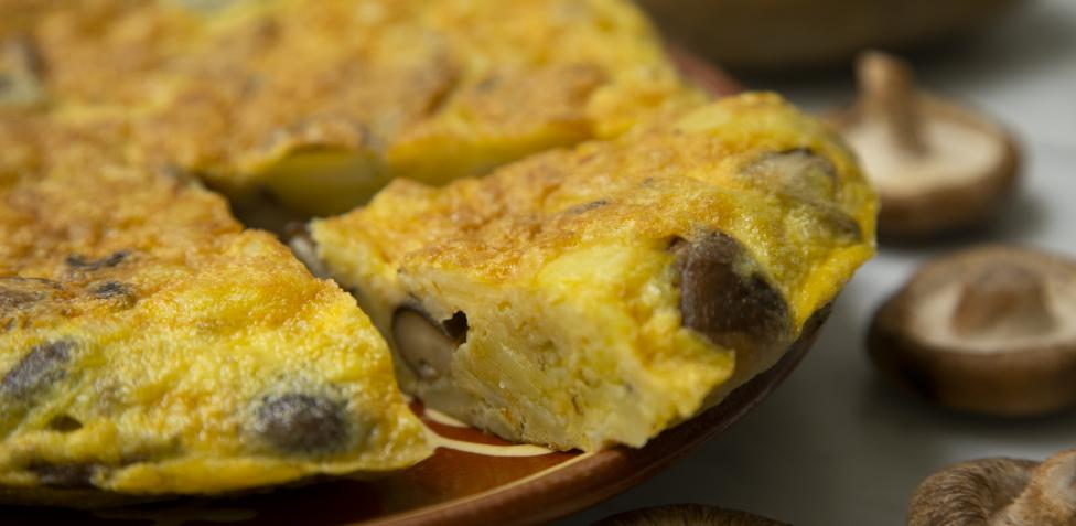 Cómo hacer una tortilla de patatas, shiitakes y camembert