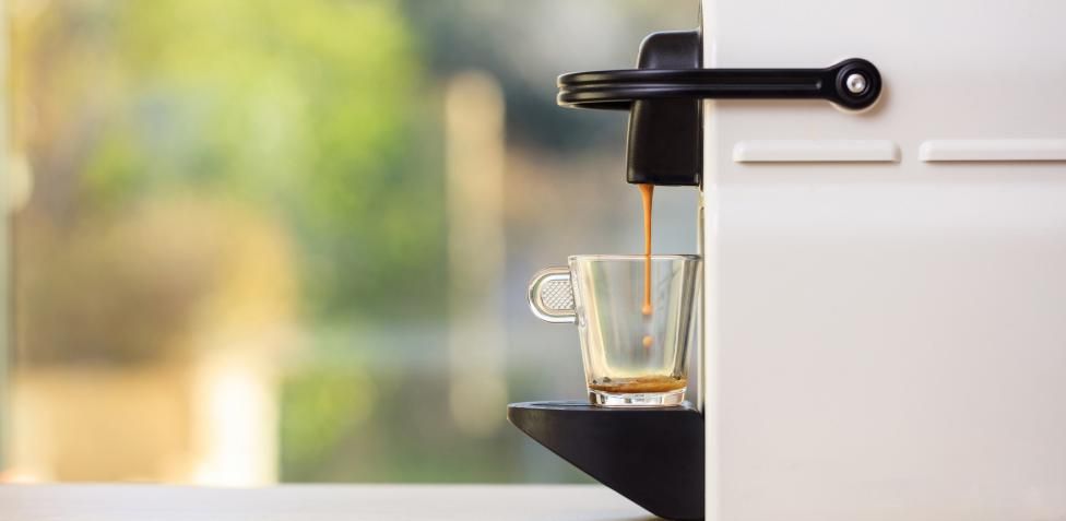Las mejores cafeteras de cápsulas por menos de 100 euros, según la OCU