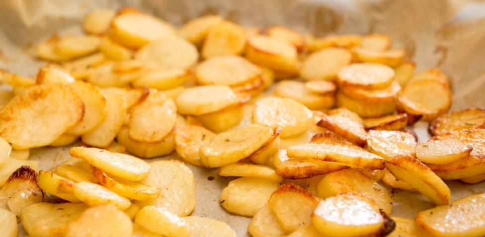 Cómo hacer patatas a lo pobre en el microondas
