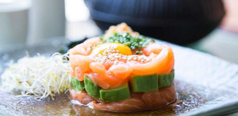 Prepara esta irresistible receta de tartar de salmón y aguacate