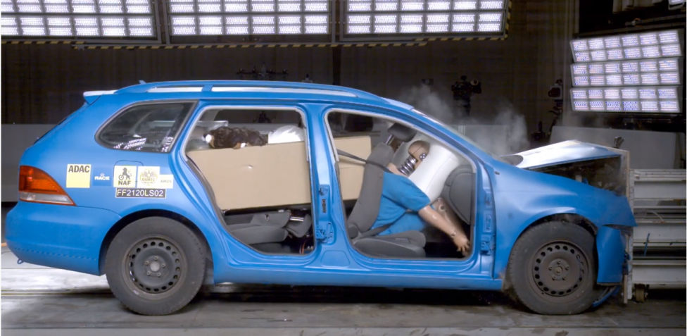 El impactante crash test que muestra el peligro de llevar mal la carga en el coche