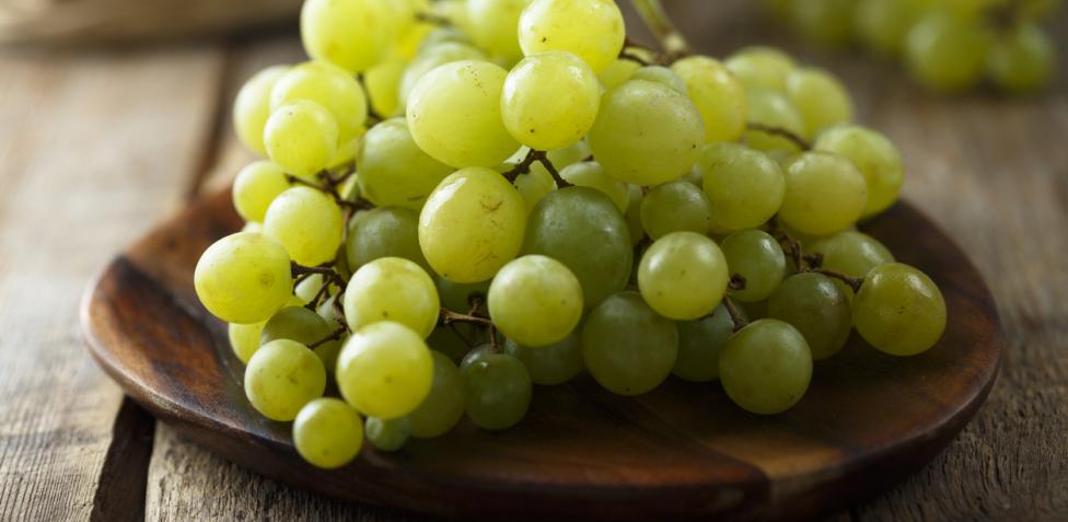 El mejor truco para quitar las pepitas a las uvas