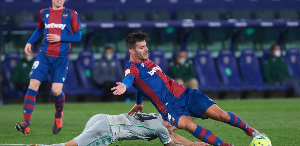 Un buen Levante golea al Betis en un partido loco