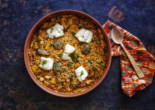 Arroz con bacalao y verduras de temporada, una receta sencilla y deliciosa