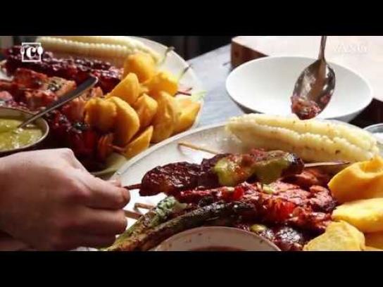 Así se prepara el plato típico del ‘street food’ peruano