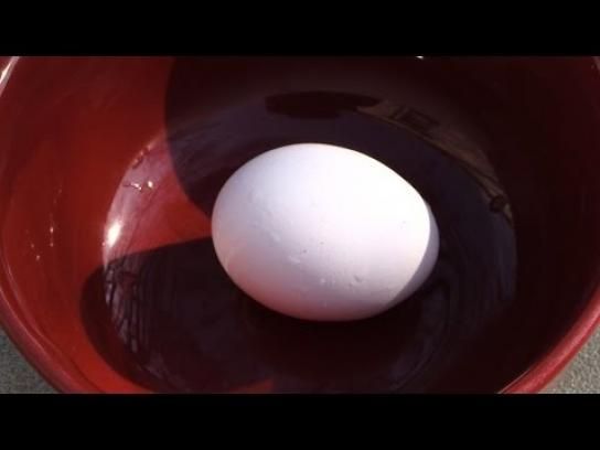 Por qué nunca deberías calentar un huevo duro en el microondas