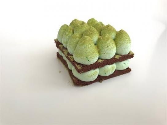 Cómo hacer una plancha de bizcocho de chocolate que te servirá para múltiples recetas