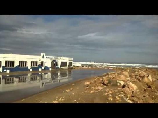 La batalla de dos hermanas para que el mar no devore su restaurante