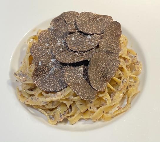 Cómo preparar esta sabrosa pasta con salsa de trufa negra y butifarra