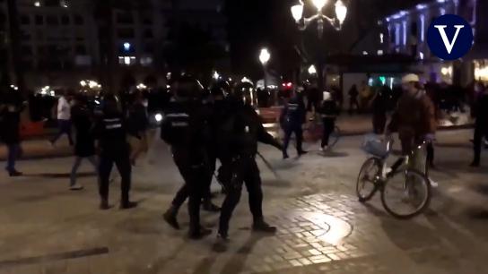 La detención de Hasél desata violentos disturbios en Catalunya