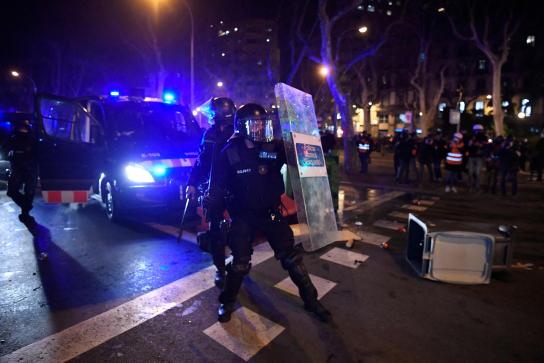 ¿Cómo mantener la distancia entre los antidisturbios y los manifestantes violentos?