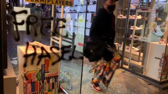 Disturbios y saqueos en Barcelona en el quinto día de protestas por el encarcelamiento de Hasél