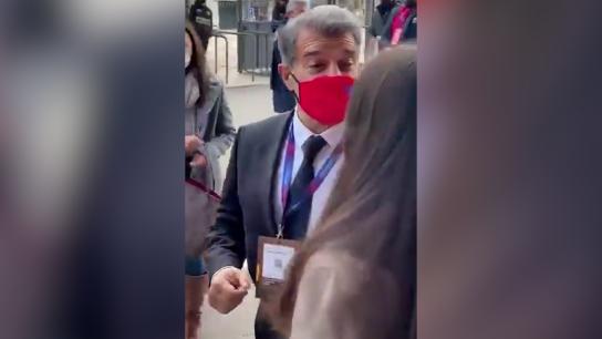 Joan Laporta, a una joven aficionada: "Cuando tengas 18 años, me llamas"