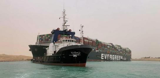 Un carguero bloquea durante varios días el canal de Suez