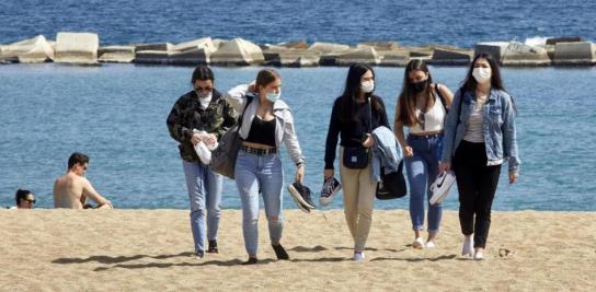 El Gobierno propone el uso de la mascarilla en la playa solo para pasear y si no hay distancia