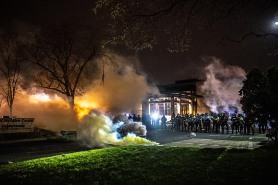 Detenida la agente de Minnesota que confundió su arma y mató a un negro