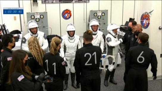 La nave de SpaceX despega con cuatro astronautas hacia la estación espacial