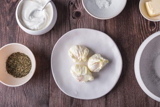 La receta para el desayuno más original: huevos turcos con yogur