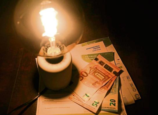 Si tienes la luz con estas compañías, ya te afecta la nueva factura